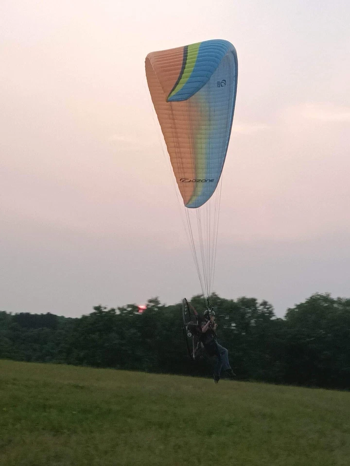 Parapente Ozone Sirocco 3 18M ligeramente usado para paramotor 10 horas de uso Foto 2 de 4