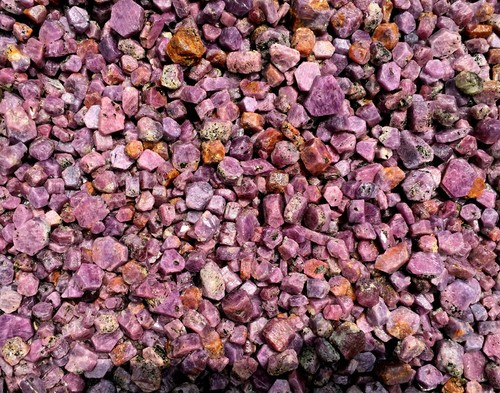 Espécimen de prismas hexagonales cristal de corindón púrpura natural 100 g HG001 - Imagen 2 de 12
