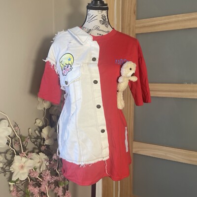 13DE MARZO Hello Teddy Bear Button Doll Patch Graphic T-Shirt Denim Side