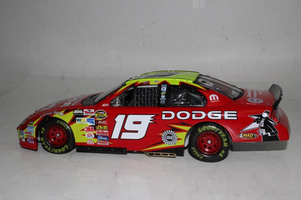 Dodge Intrepid 2004 autografiado por Jeremy Mayfield Magazine Foto 2 de 4