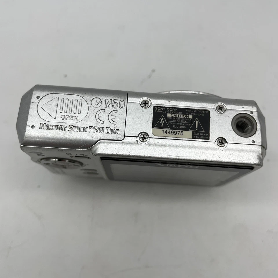 Sony Cyber-shot DSC-S700 7.2MP Digital Camera - Silver -Parts/Repair - Image 3 of 4