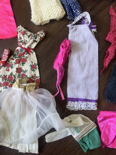 Gros lot de vêtements et accessoires Barbie vintage divers - Photo 4/10