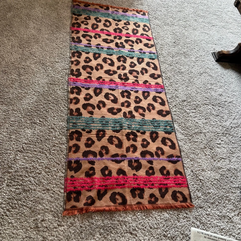 "Mantón bufanda colorido estampado animal BCBGeneration 28""x80""" Foto 2 de 3