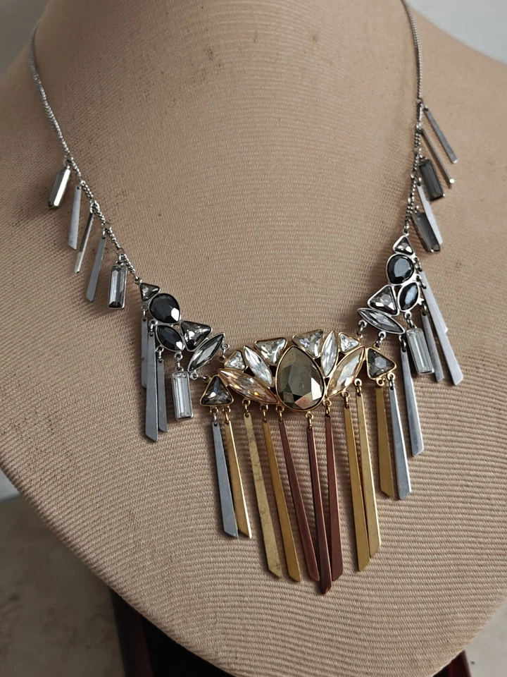 Collar colgante con flecos en cascada de cristal tricolor con logotipo de cisne de Swarovski "aireado" Foto 3 de 4