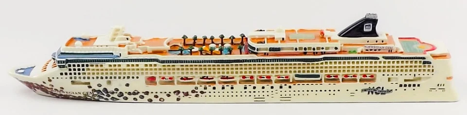PSV Group Cruise Ship Norwegian Gem 2020 Official Ship Model - Image 3 of 4