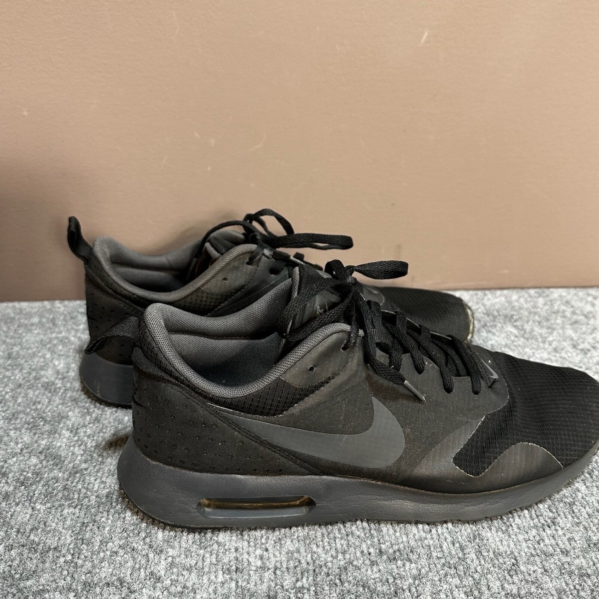 Nike Shoes Mens Black Lace Up Air Max Tavas Sneakers 705149