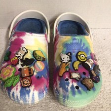 Zoccoli scarpe donna CROCS foderati in pelliccia tinta con cravatta blu rosa 7 con charms.