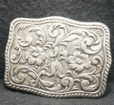 XC19161 VINTAGE 1970s  FLORAL ARTWORK  UNISEX FASHION SILVERTONE BELT BUCKLE