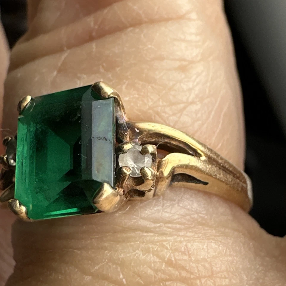 Anillo S&G Diamante Oro Amarillo 10K con Piedra Verde Talla 7 Foto 2 de 4