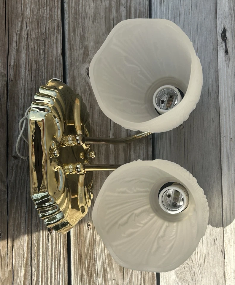 Lámpara de pared doble aplique de latón vintage Quoizel Art Deco pantallas de vidrio Foto 4 de 4