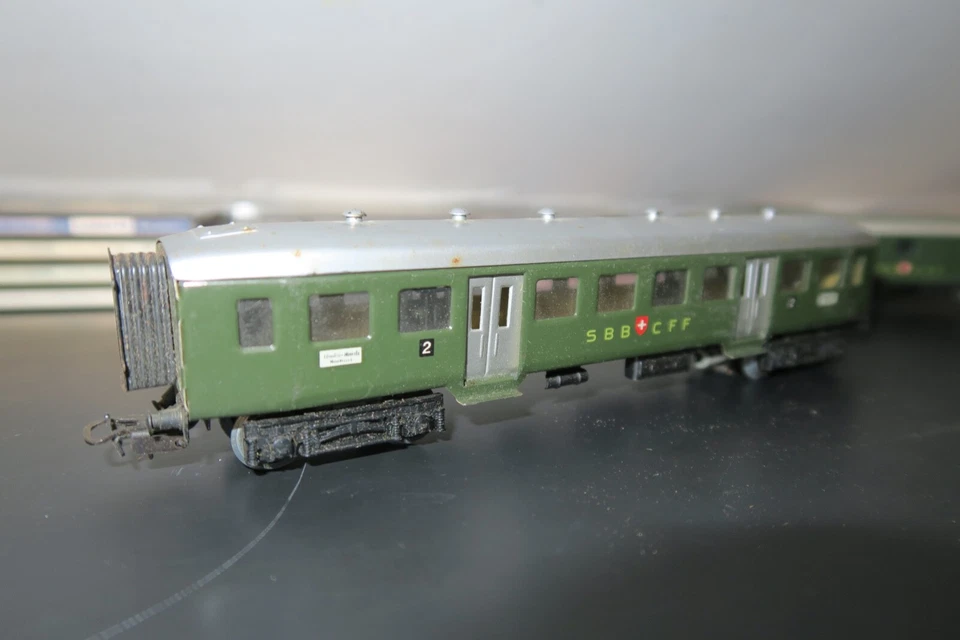 MARKLIN CONVOGLIO SVIZZERO ANNI 50 CON DUE CARROZZE 348/1 ED UN BAGAGLIAIO 348/4 - Immagine 4 di 4