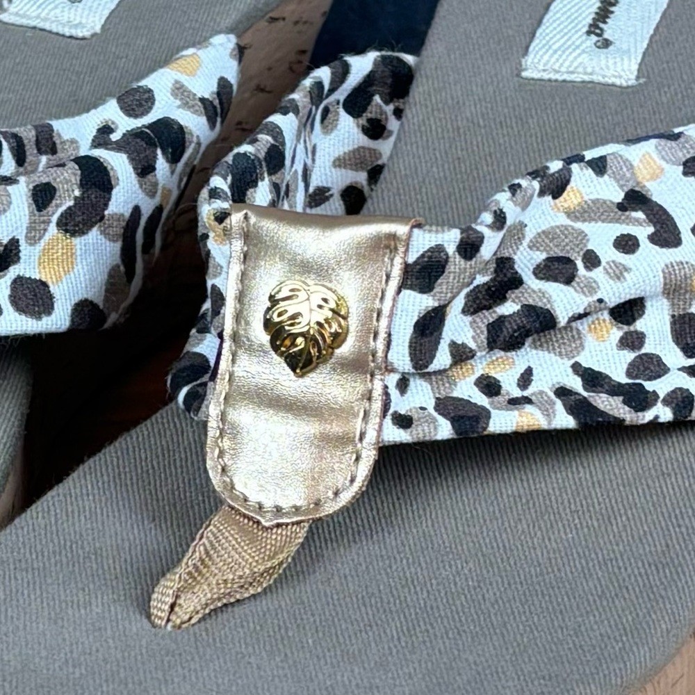 APL Sandalo con zeppa Tommy Bahama Cheetah Calabasas con dettaglio oro taglia 8