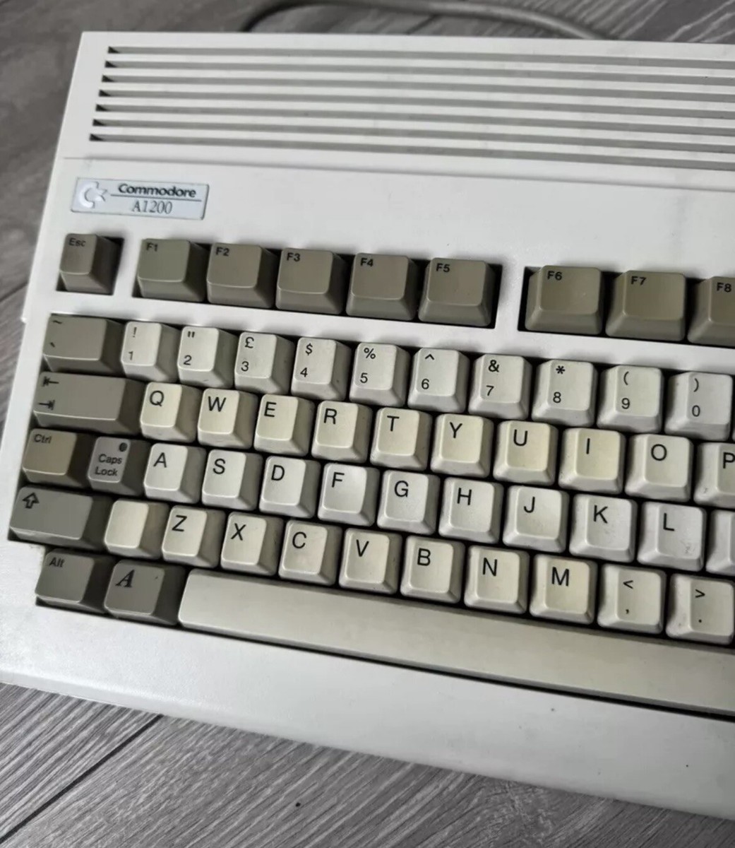 Commodore Amiga 1200 with over 200 games half in boxes (not tested