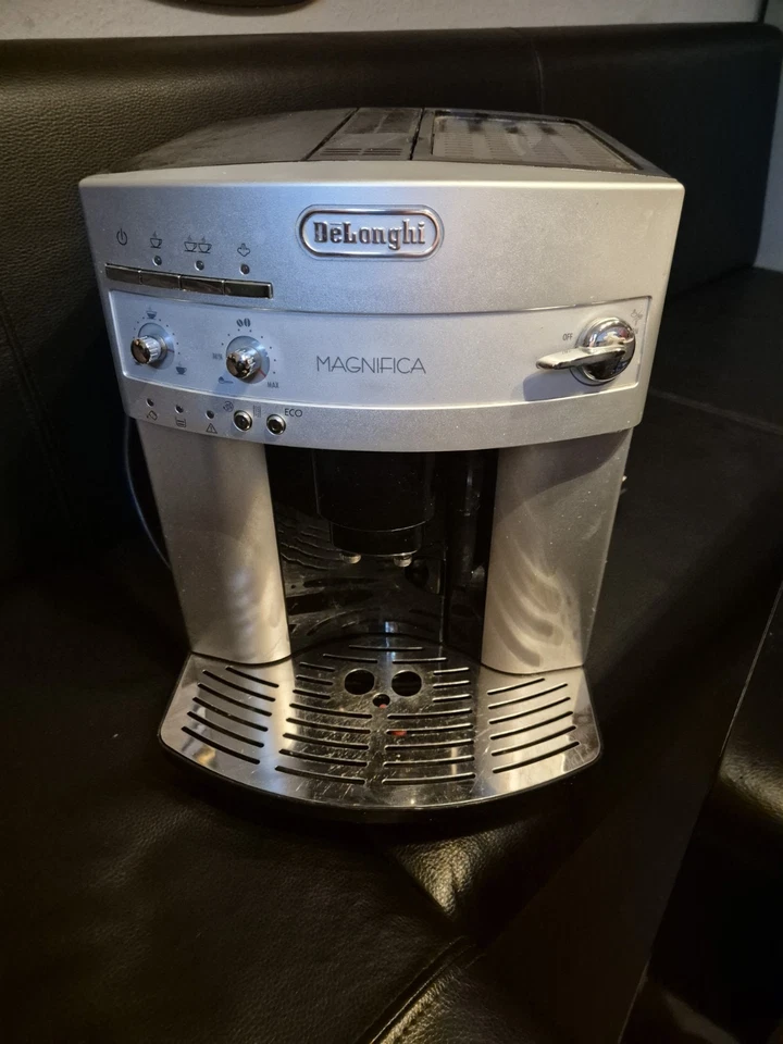 DeLonghi ESAM 3200.S Kaffeevollautomat Kaffeemaschine Cappuccino Kaffee silber, Foto 1 von 2