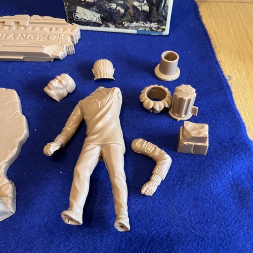 Aurora Model1973 Addar Planet of the Apes Kit Cornelius Missing Feet - Picture 4 of 5