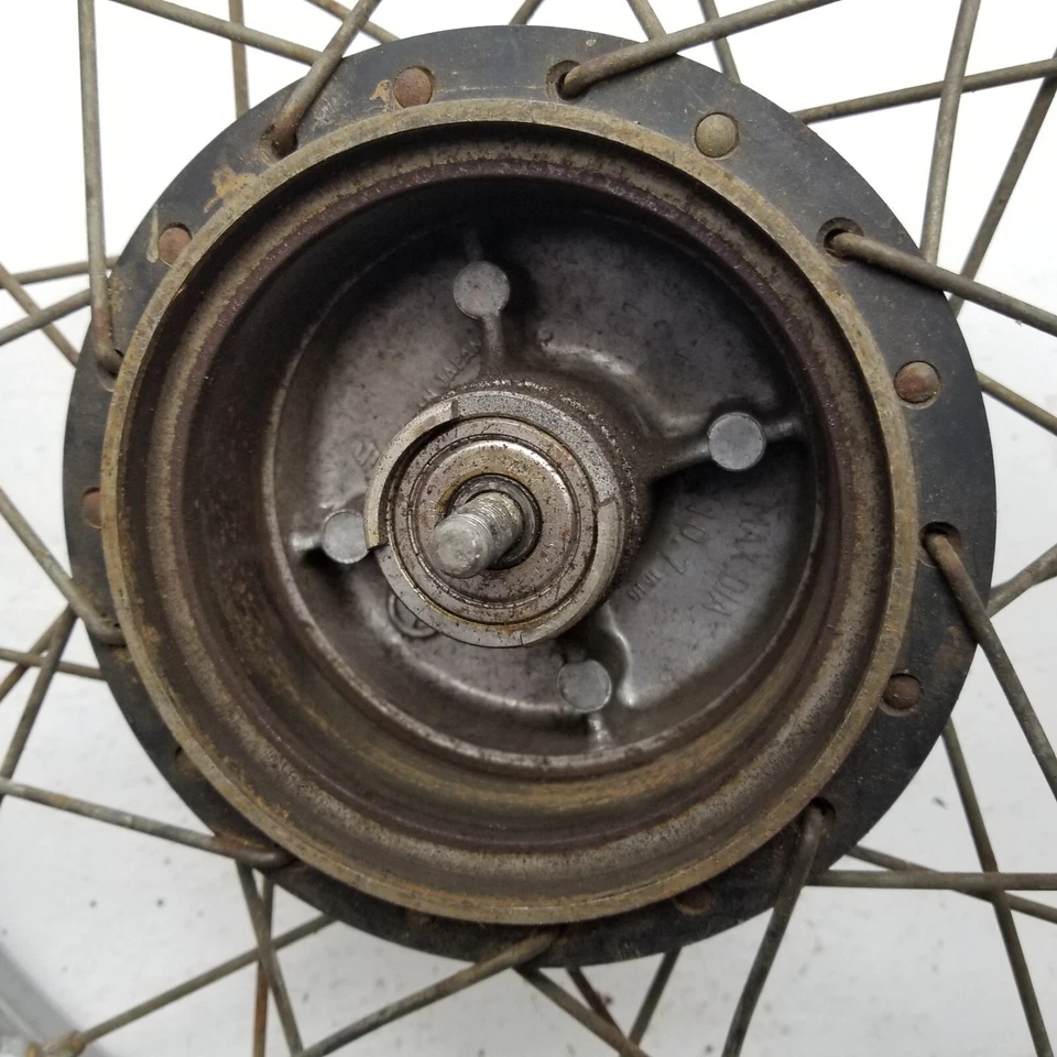 Eje de cubo de llanta delantera Suzuki DS80 1978 Foto 3 de 4