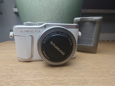   Olympus Pen E-PL9 weiss mit Objektiv 14-42mm  