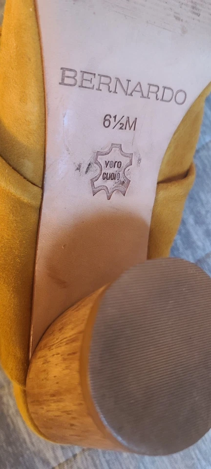 Zapatos para mujer Bernardo de gamuza mostaza nudo mulas sin cordones punta talla 6,5 Foto 3 de 4