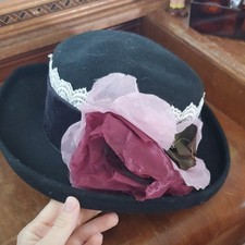 Vintage Women  s Black Wool Felt Cloche Hat Lace Band Pink/White Flower, One Size