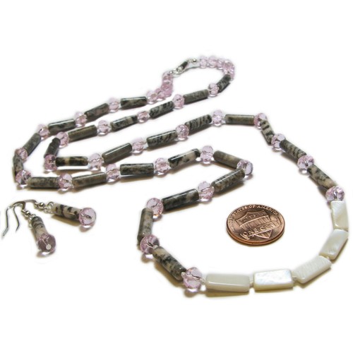 Collar y pendientes de cuentas de jaspe, cáscara y vidrio rosa de SoniaMcD - Imagen 2 de 8