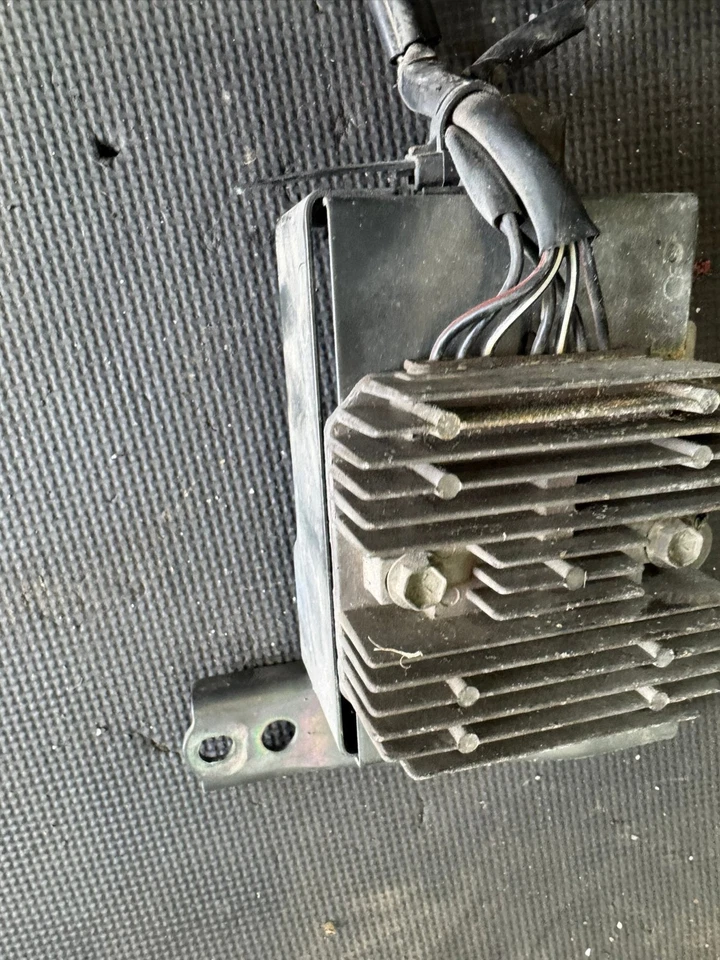 01-04 RECTIFICADOR Y SOPORTE REGULADOR DE VOLTAJE SUZUKI VL800 C50 INTRUDER VOLUSIA Foto 4 de 4