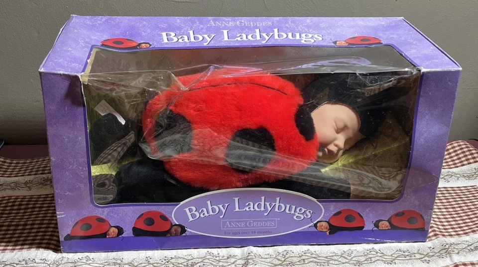Boneca de Pelúcia Vintage Anne Geddes 17” Bebê Joaninha Dormir Colecionável 1998 NOVA - Imagem 2 de 4