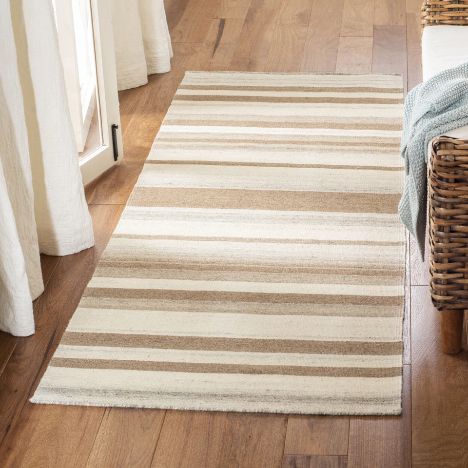 SAFAVIEH Dhurries DHU631A Handwoven Natural / Camel Rug - Image 3 of 4