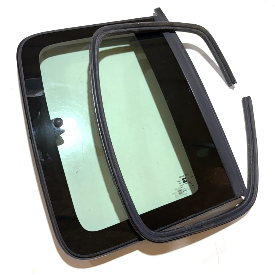 1994-2004 Chevrolet S-10 (GMC Sonoma) RH quarter glass vent window (passenger) - Image 2 of 4