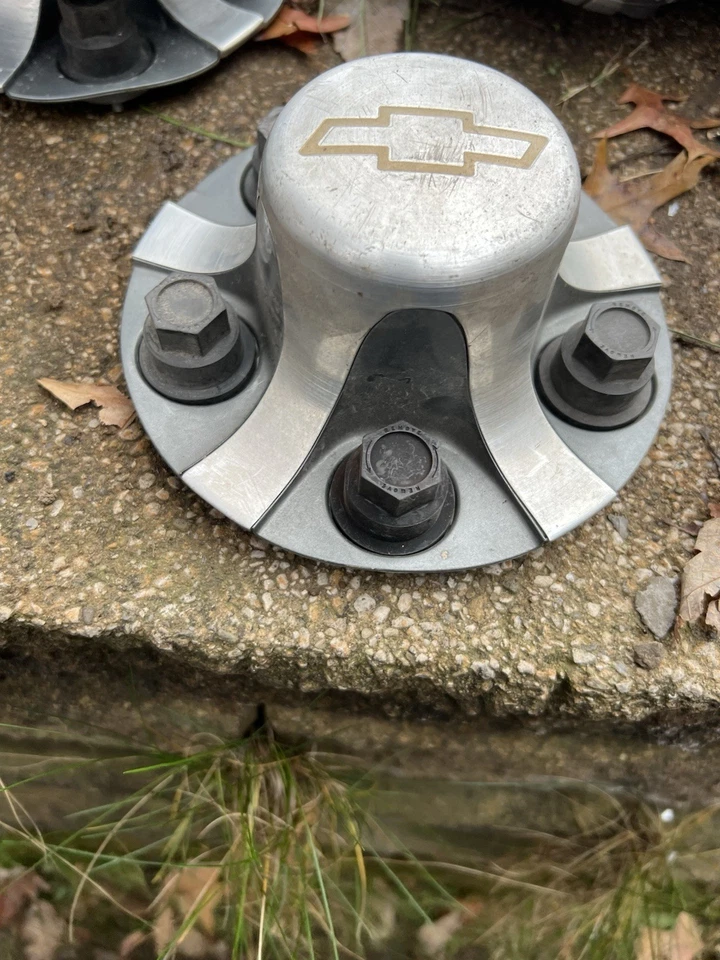 98 99 00 01 02 03 04 CHEVY S10 BLAZER 4X2 center cap 15731941 oem used - Imagem 3 de 4