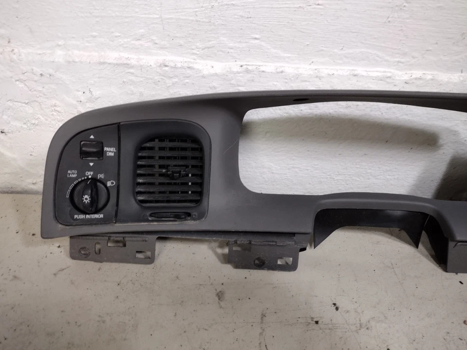 Bisel de tablero Ford Crown Victoria Grand Marquis 1998-2011 3W73-54044D70-ACW gris Foto 3 de 3