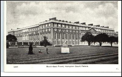 Vintage Postcard ~1910/20 England Great Britain Hampton Court Palace s.e. Front