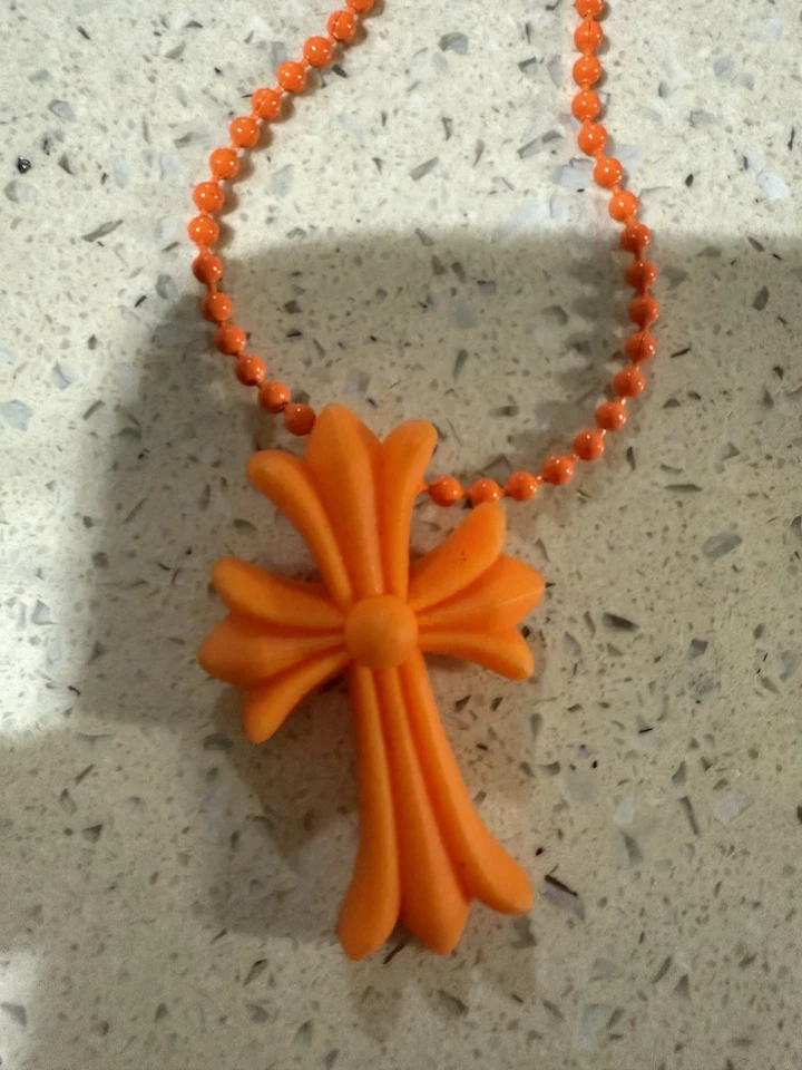 Collar de Goma Cruz Naranja 20 Aniversario Cromo Corazones Tokio Foto 2 de 4