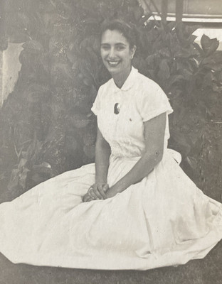 1950s Beautiful Young Pretty Woman Girl Smiling on Ground Original Photo P20za58