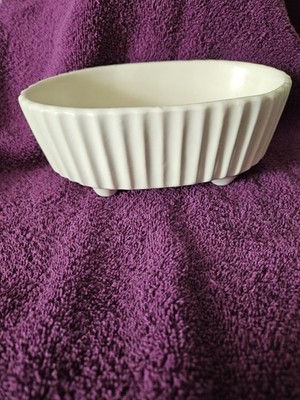 Hull White Ribbed Oval Ceramic/Pottery Footed Planter Glazed Finish 