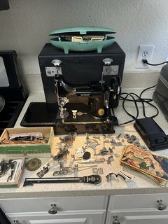 VTG 1950 SINGER FEATHERWEIGHT SEWING MACHINE ACESSORIES CASE WORKS