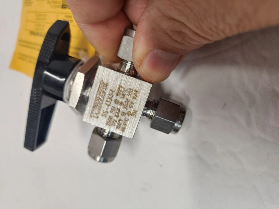 Whitey Swagelok SS-43XS4 1/4" Ball Valve 2500 PSI Stainless Steel ZZP - Image 2 of 4