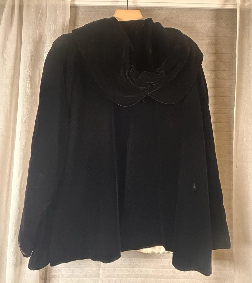 Capa con capucha de terciopelo negro vintage años 50 bruja gótica/renacimiento/capa de ópera Foto 4 de 4
