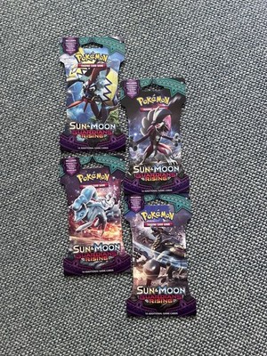 Pokemon Sonne und Mond x4 Guardians Rising Sleeved Booster Packs - Art Set