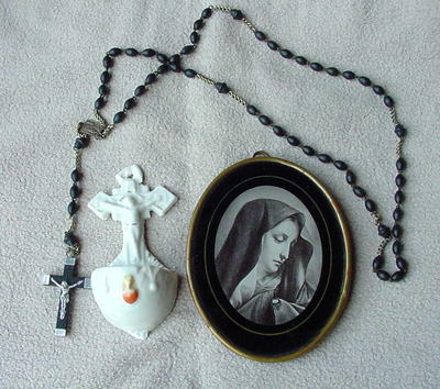 petit lot d'objets religieux chapelets médailles croix