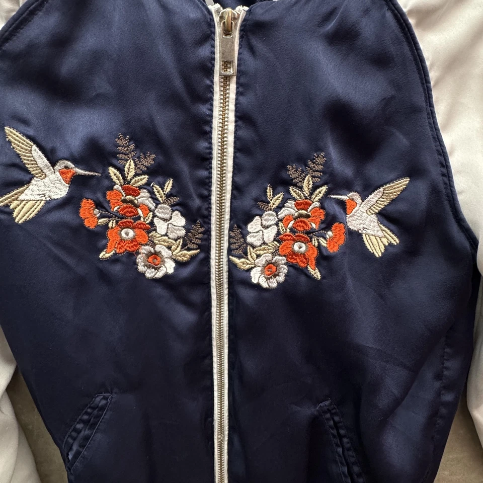Chaqueta New Look Mujer Pequeña Azul Marino Bordada Bombardero Colibrí Floral Satinado Foto 2 de 4