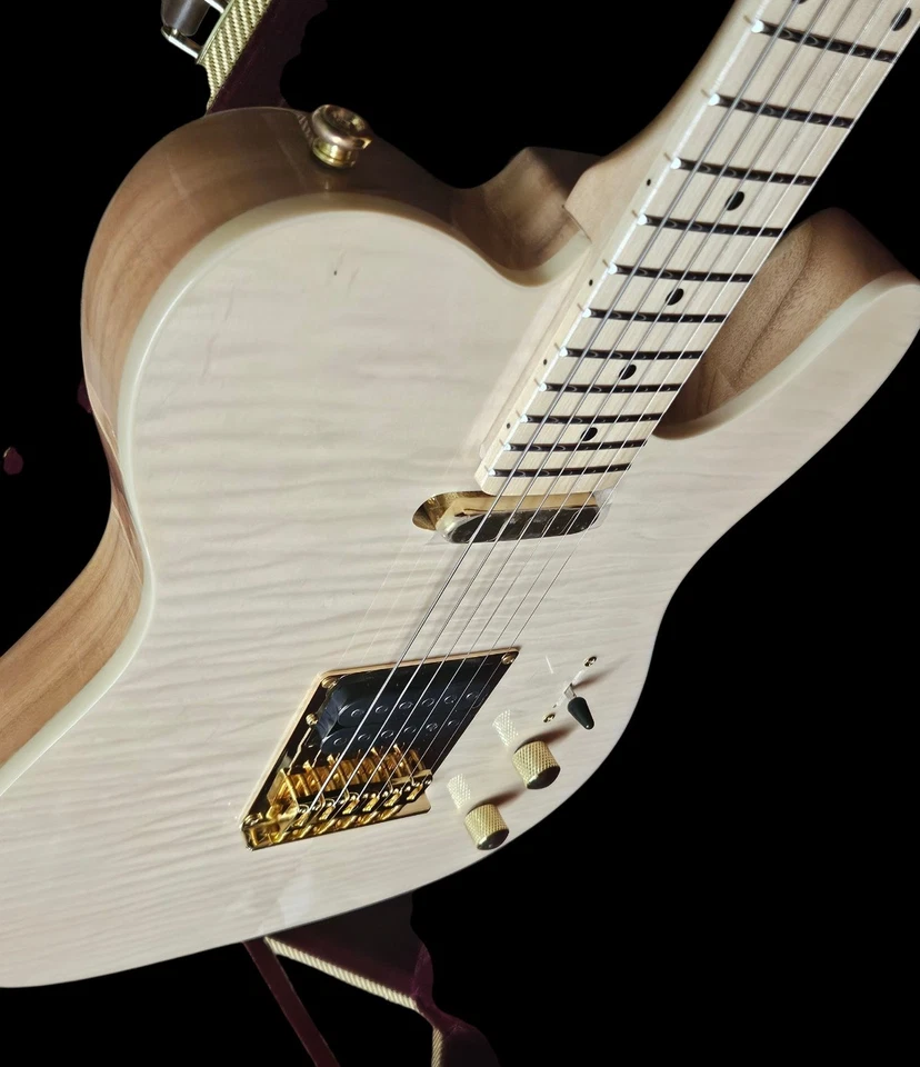 MUY BONITA GUITARRA ELÉCTRICA ESTILO TELE FLAMEADO ARCE CON ESTUCHE RÍGIDO TWEED Foto 4 de 4