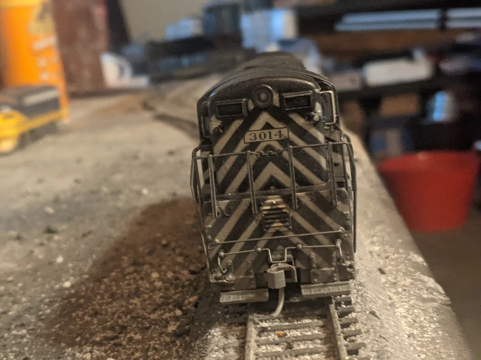 HO Scale Weathered Bachmann Spectrum ATSF/Santa Fe FM H16-44 Diesel Locomotive - Image 3 of 4