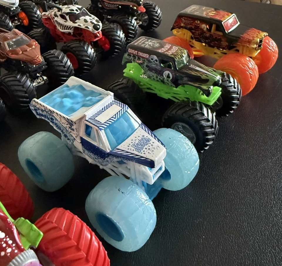 Hot Wheels Monster Trucks Lote de 14 Diecast Escala 1:64 - Estilos y Colores Mezclados Foto 4 de 4