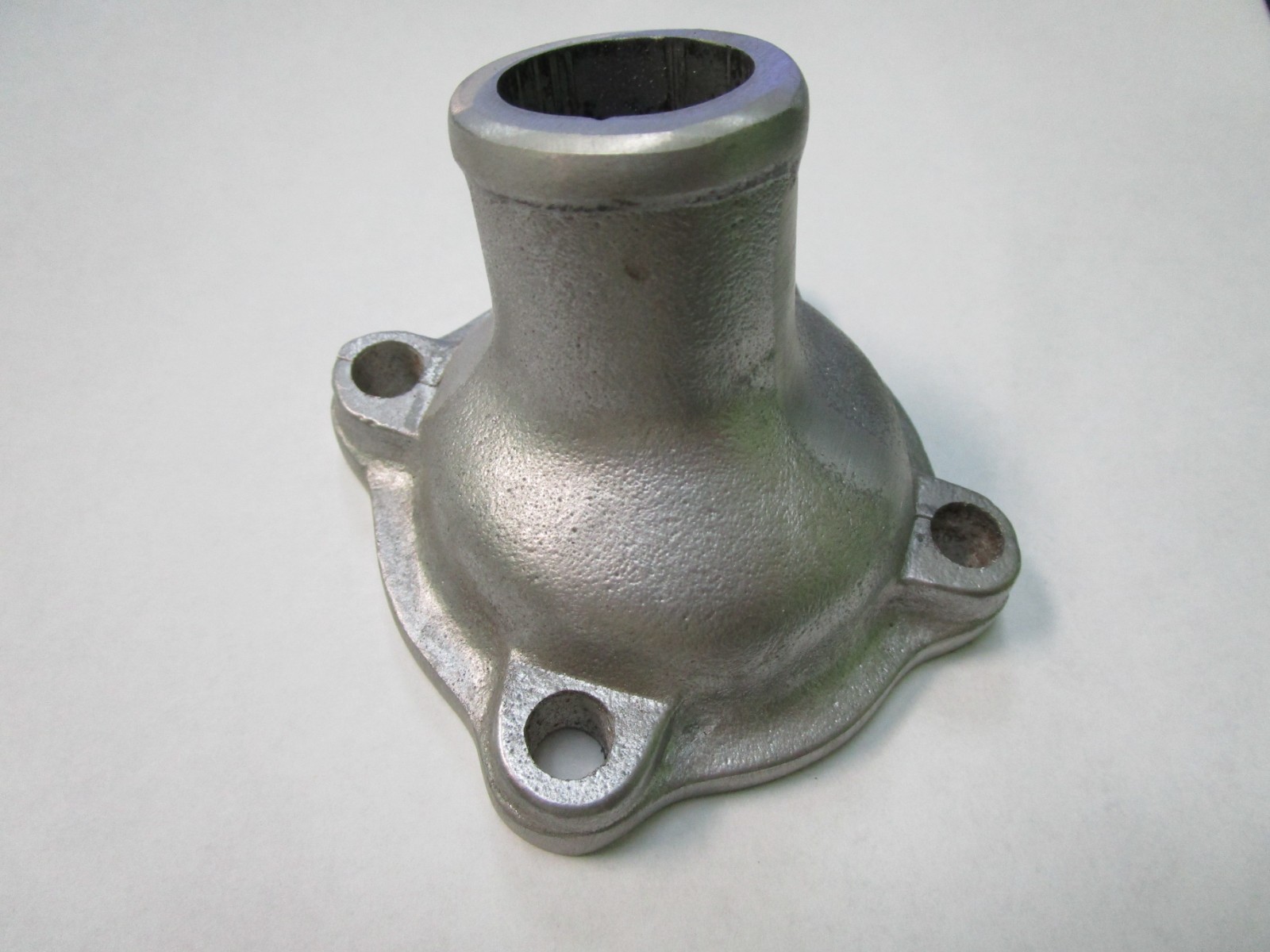 Rolls Royce Silver Cloud I, Bentley S1 thermostat cover outlet hose neck UE2640