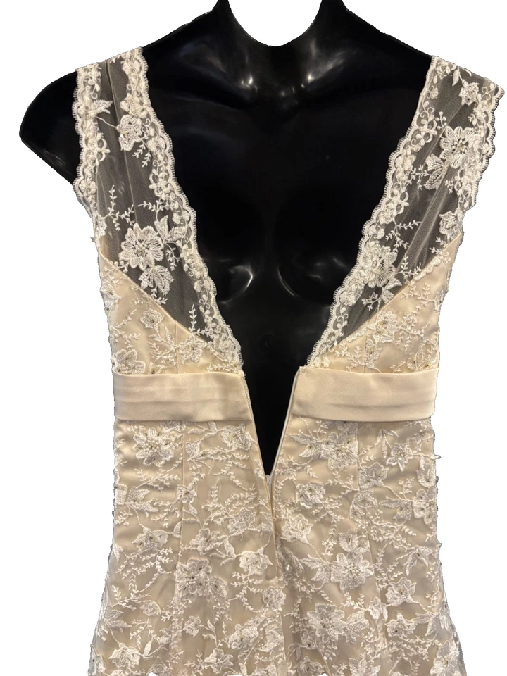 Lindo vestido de noiva de renda marfim, strass, cetim com acabamento com trem novo sem etiquetas - Imagem 2 de 4