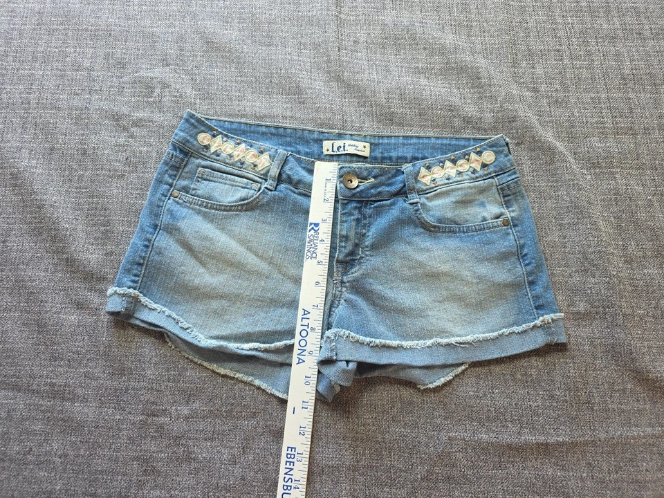 LEI Ashley Low Rise Shorts Womens Juniors Size 9 Blue Patch work Stretch Raw Hem - Image 3 of 4
