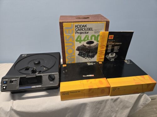 Kodak Carousel 4400 Slide Projector with Original Box Remote 140 Carousel Stack