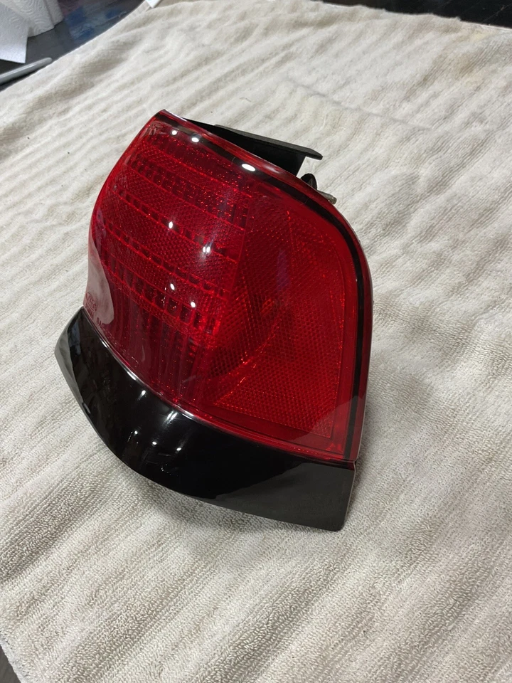 1992 - 1995 年福特 Thunderbird LX 右角制动尾灯乘客侧 — 第 2/4 张图片