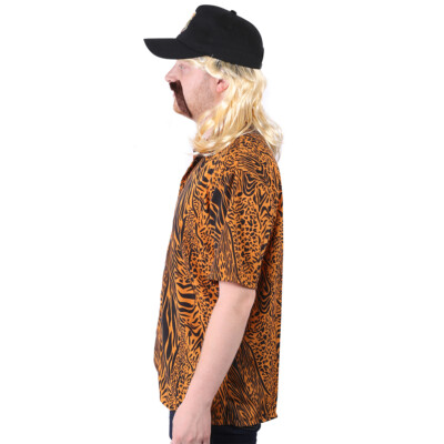 Tiger King Kostüm Für Erwachsene – XXL, Inkl. Tiger-Print Shirt, Hut & Brauner Tash, Joe Exotic Halloween Verkleidung