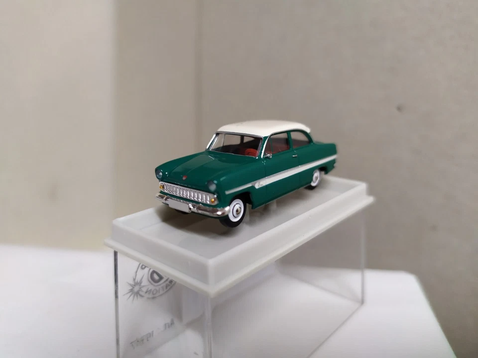 Ford 12 M . Verde y blanco . Brekina 19307 . Escala 1/87 - Imagen 4 de 4